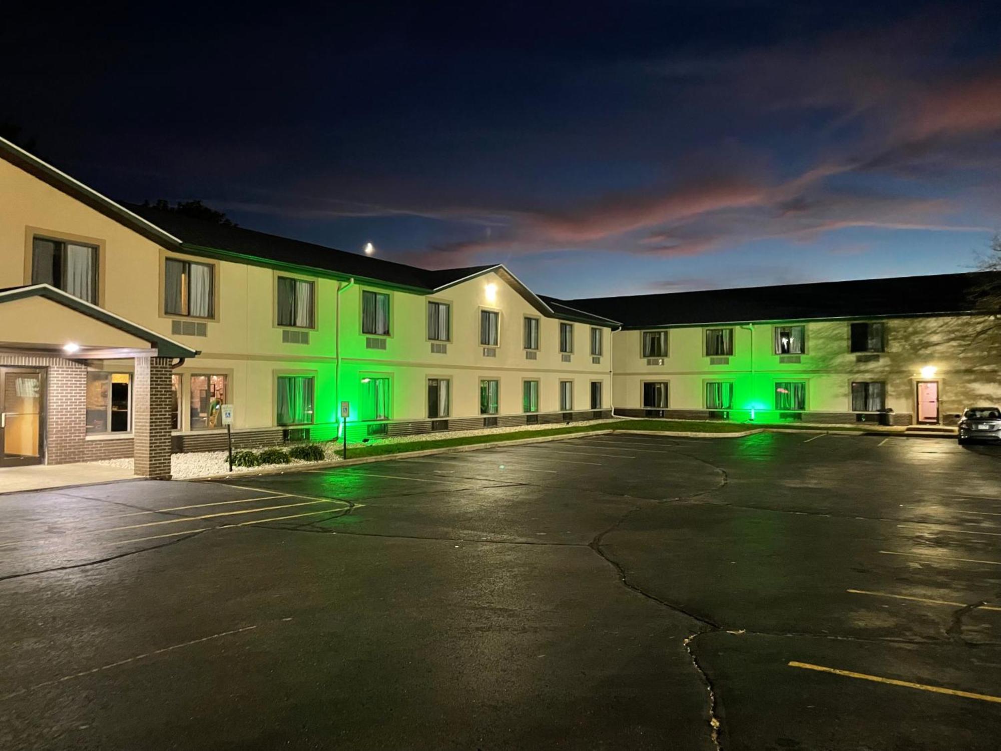 Delavan Inn And Suites Luaran gambar