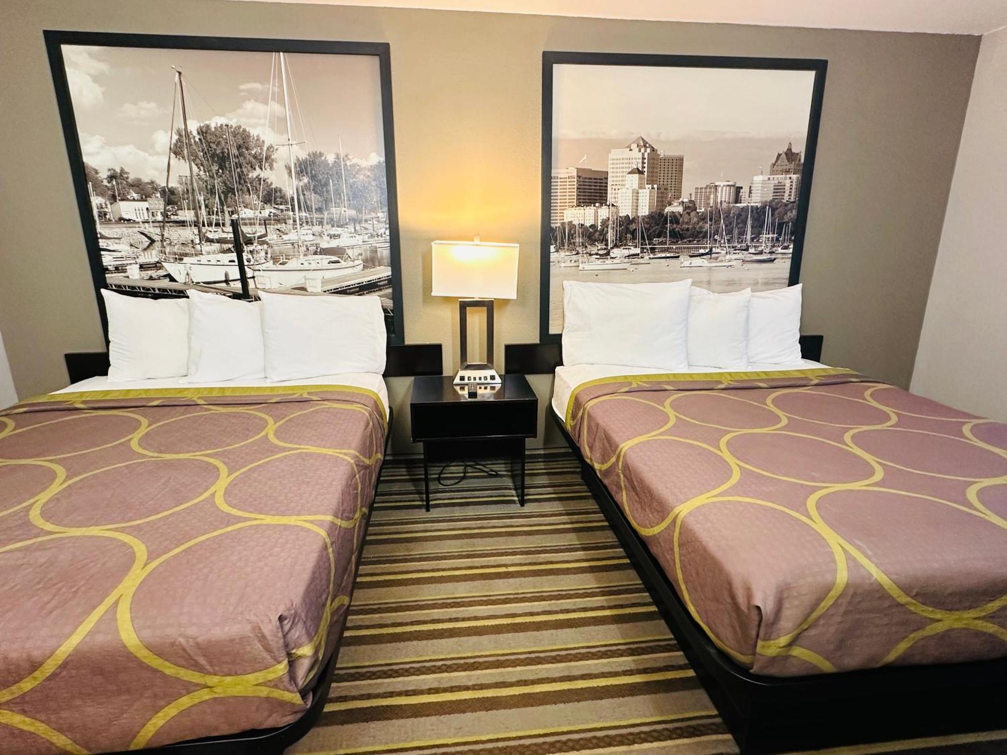 Delavan Inn And Suites Luaran gambar
