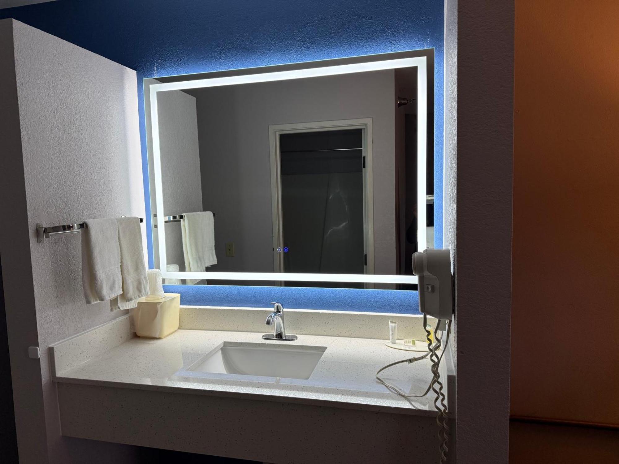 Delavan Inn And Suites Luaran gambar